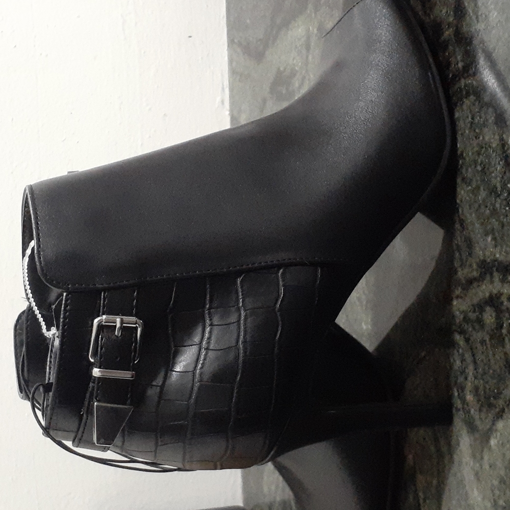 Blk heels  about 4" New size 10